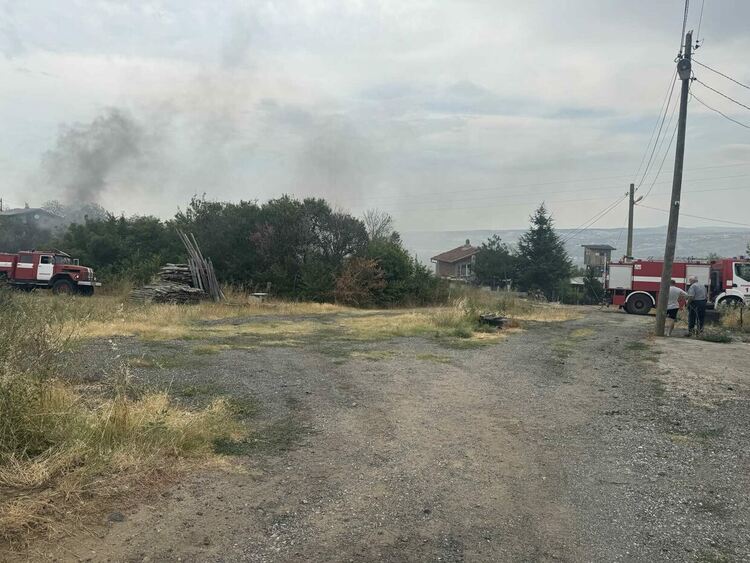 Пожар изпепели вила, лозя, треви и храсти край Харманли