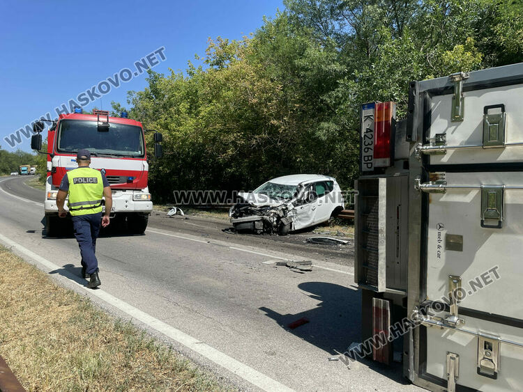 С опасност за живота е водачът на камиона, който се заби челно в кола между Хасково и Харманли