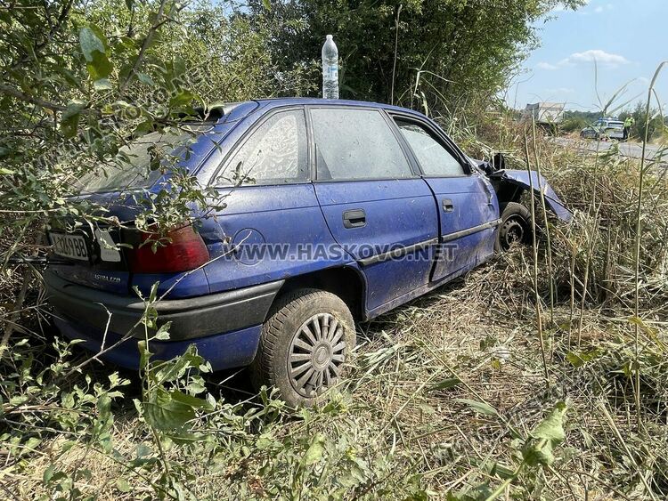 Водач на кола пострада при удар в камион със спукана гума