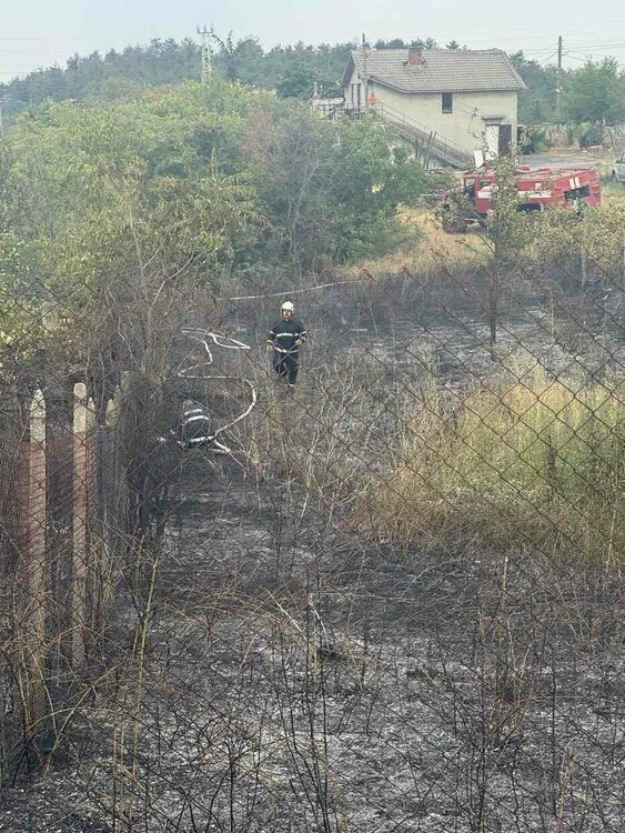 Пожар изпепели вила, лозя, треви и храсти край Харманли