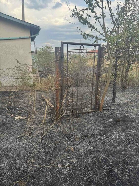 Пожар изпепели вила, лозя, треви и храсти край Харманли