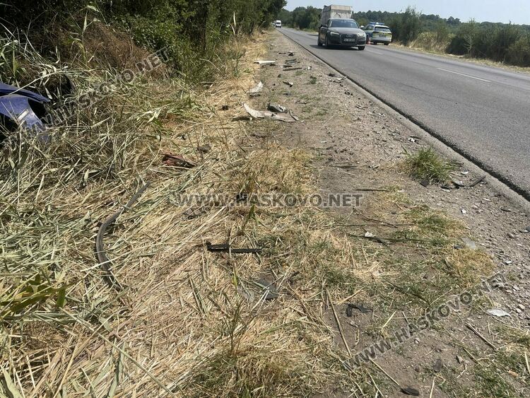 Водач на кола пострада при удар в камион със спукана гума