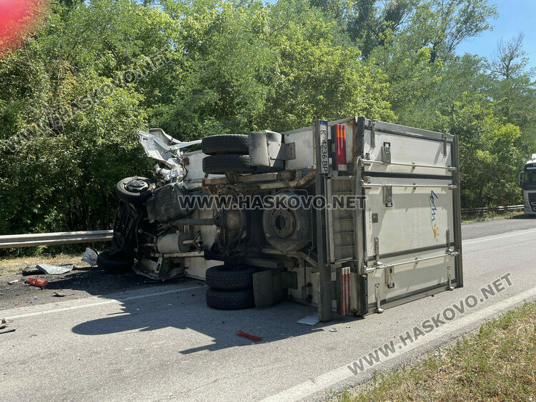 С опасност за живота е водачът на камиона, който се заби челно в кола между Хасково и Харманли