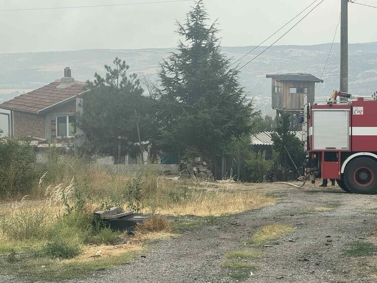 Пожар изпепели вила, лозя, треви и храсти край Харманли