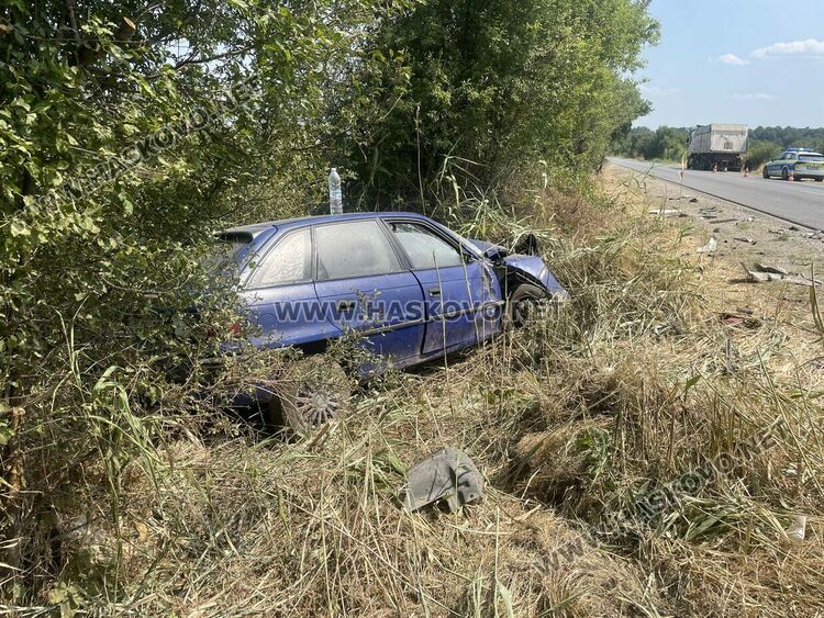 Водач на кола пострада при удар в камион със спукана гума