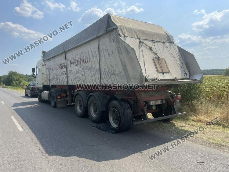 Водач на кола пострада при удар в камион със спукана гума