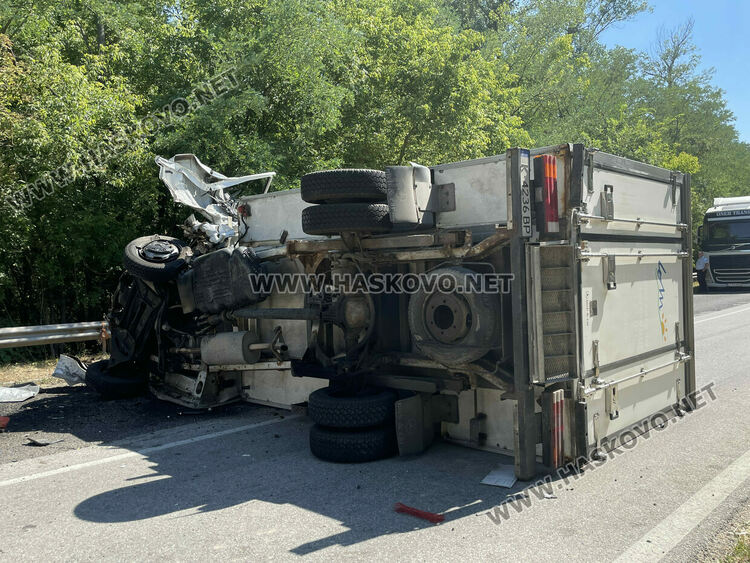 С опасност за живота е водачът на камиона, който се заби челно в кола между Хасково и Харманли