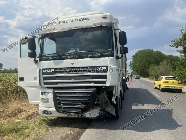 Водач на кола пострада при удар в камион със спукана гума