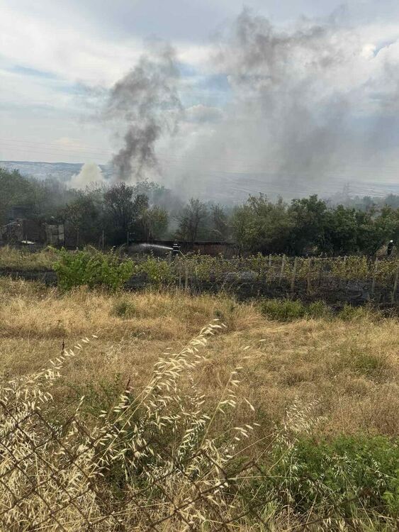 Пожар изпепели вила, лозя, треви и храсти край Харманли