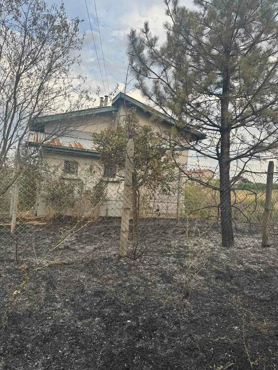 Пожар изпепели вила, лозя, треви и храсти край Харманли