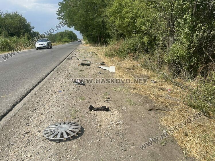 Водач на кола пострада при удар в камион със спукана гума
