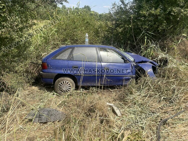 Водач на кола пострада при удар в камион със спукана гума