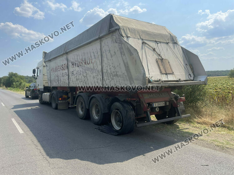 МВР: Водачът на колата се е забил в камиона край Книжовник