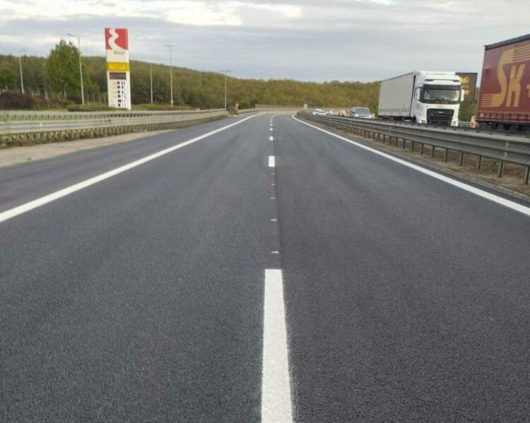 Зад мантинелата, с аварийки и светлоотразителен триъгълник: Как се спира в аварийната лента