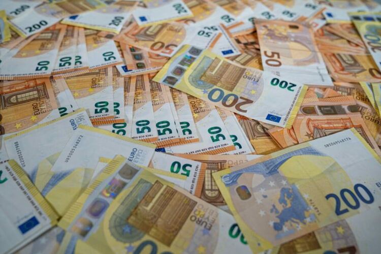 Това е първата емисия, след като страната ни получи зелена светлина за членство в еврозоната и получи повишение на кредитния рейтинг