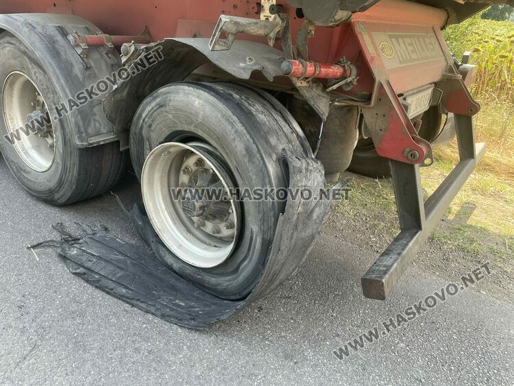 МВР: Водачът на колата се е забил в камиона край Книжовник