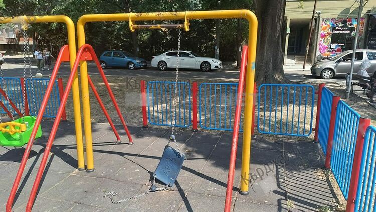   Дете падна от люлка в Попската градинка на Кърджали след като вандали я повредиха