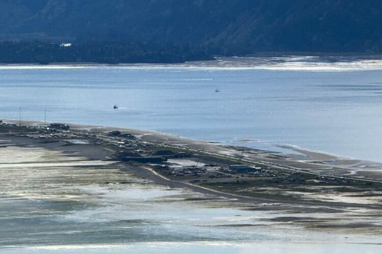 Местни жители напускат с автомобили ниските места по бреговата линия.