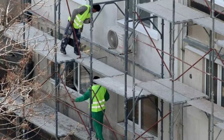 За санирането има и български, и европейски средства. Но всичко става много бавно и много скъпо и за 10 години на практика са реновирани по-малко от 2000 жилищни сгради.