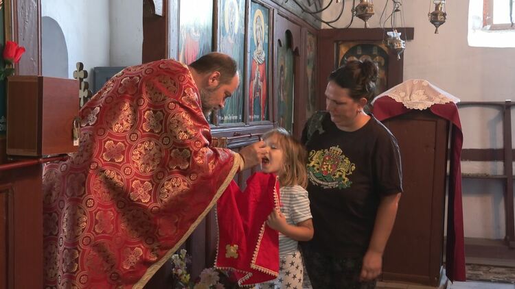 В с. Мандра почетоха света Марина. Раздадоха курбан, приготвен с лековита вода от аязмото