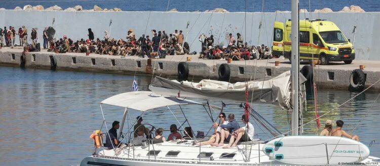 Това лято на остров Крит туристите срещат и бежанци