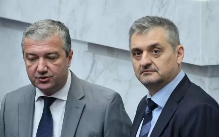 Драгомир Стойнев (вляво) и Кирил Добрев направиха предложението, което управляващото мнозинство подкрепи.