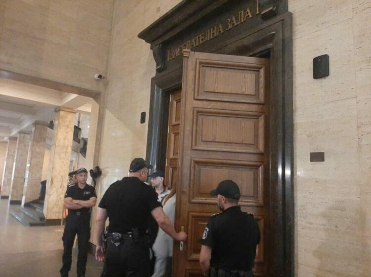 Мярката се гледа в Съдебната палата в София.