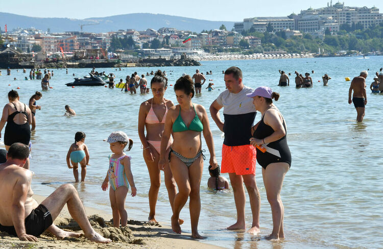 Захлаждане и дъждове на Север, на Юг жегата продължава