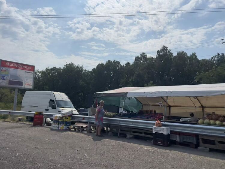 Търговията край мантинелите на пътя Хасково-Кърджали процъфтява