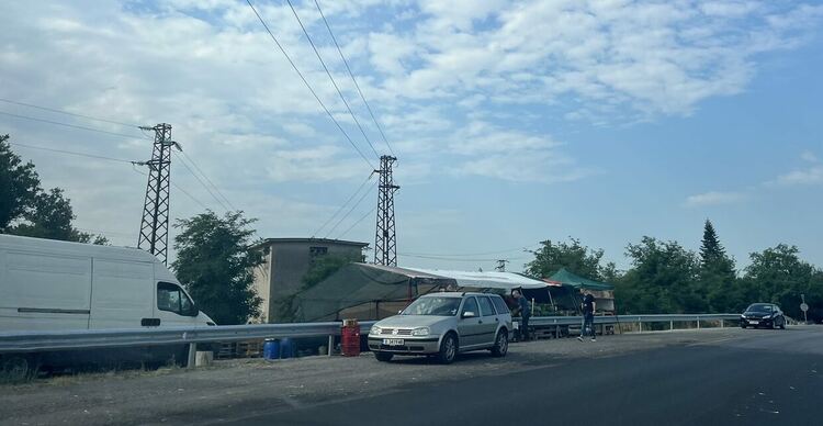 Търговията край мантинелите на пътя Хасково-Кърджали процъфтява