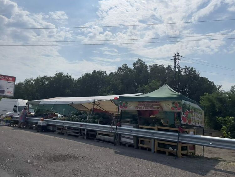 Търговията край мантинелите на пътя Хасково-Кърджали процъфтява