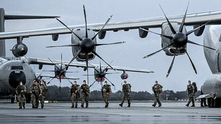 Исторически скандал във Великобритания – теч с имена на шпиони и военни
