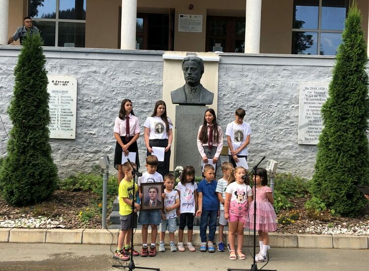 Областният управител Захари Сираков отдаде почит към Апостола на свободата