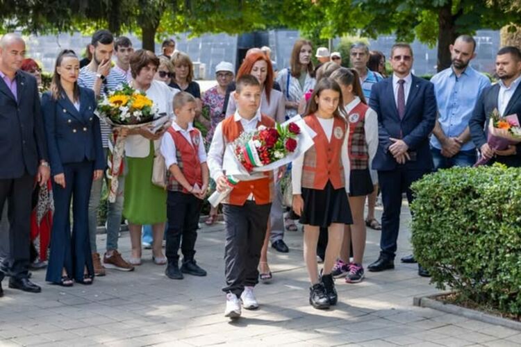 С тържествена общоградска церемония Перник отбеляза 188 години от рождението на Васил Левски