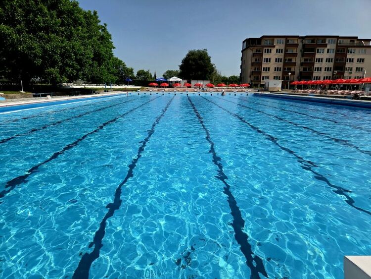 Снощната буря нанесе щети на градския басейн 