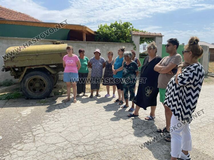 Жители на Александрово излязоха на пореден протест заради безводие, в готовност са за блокади