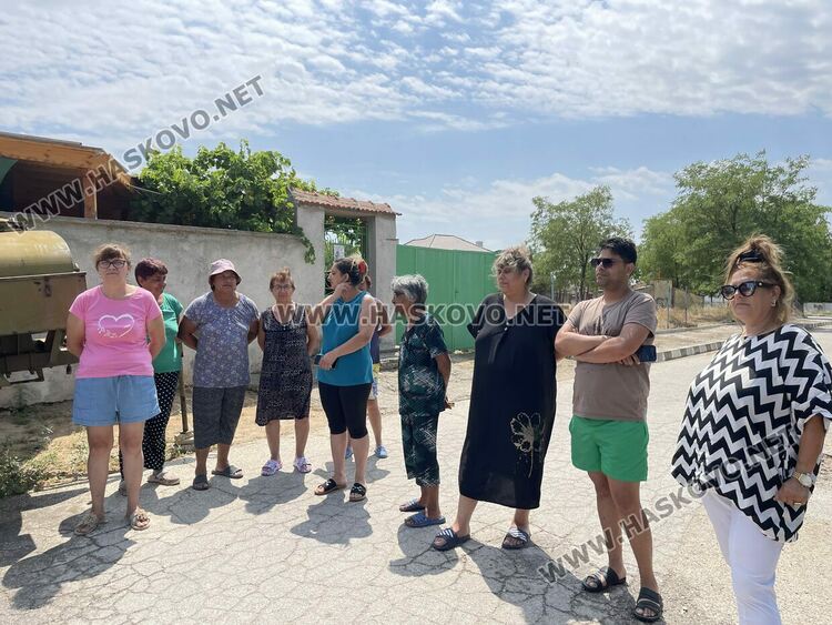 Жители на Александрово излязоха на пореден протест заради безводие, в готовност са за блокади