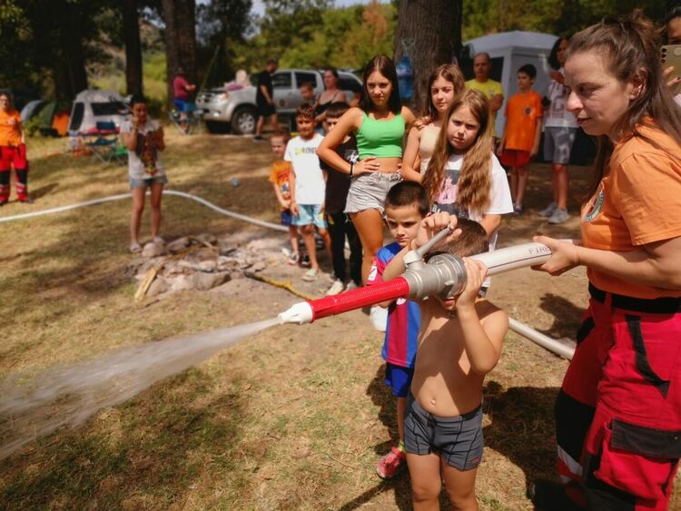 Деца и родители се включиха в летен лагер за справяне с пожари, бедствия и инциденти