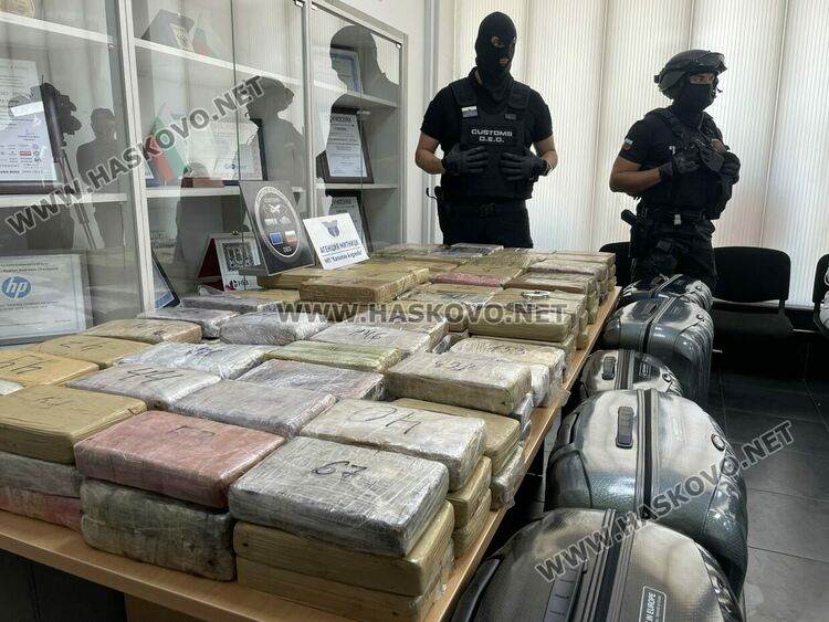 Българин и още двама са задържани за рекордните 206 кг кокаин в дипломатически автомобил