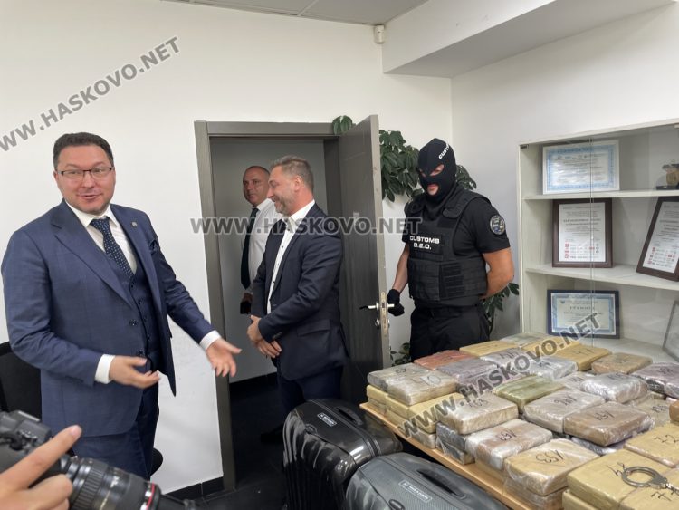 Българин и още двама са задържани за рекордните 206 кг кокаин в дипломатически автомобил