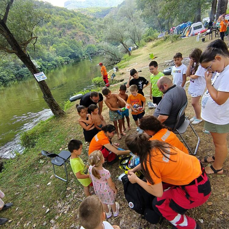 Деца и родители се включиха в летен лагер за справяне с пожари, бедствия и инциденти