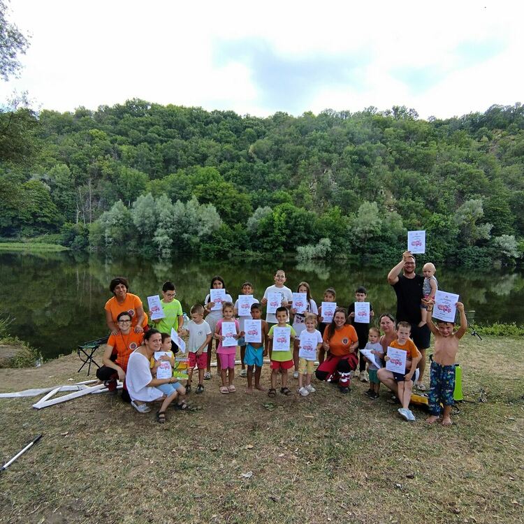 Деца и родители се включиха в летен лагер за справяне с пожари, бедствия и инциденти