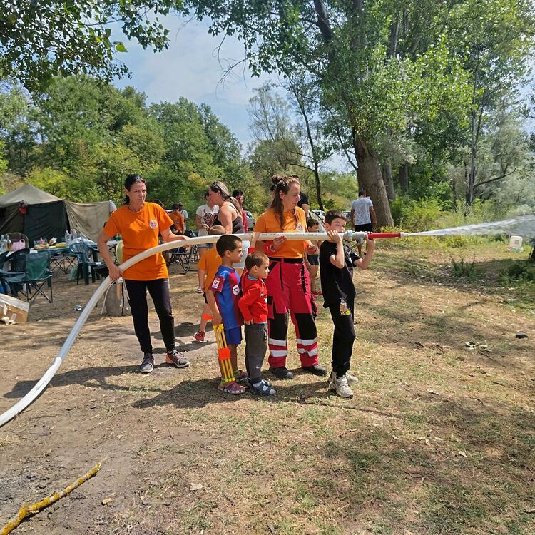 Деца и родители се включиха в летен лагер за справяне с пожари, бедствия и инциденти