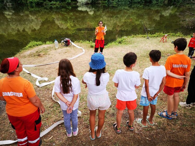 Деца и родители се включиха в летен лагер за справяне с пожари, бедствия и инциденти