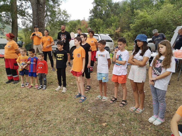 Деца и родители се включиха в летен лагер за справяне с пожари, бедствия и инциденти