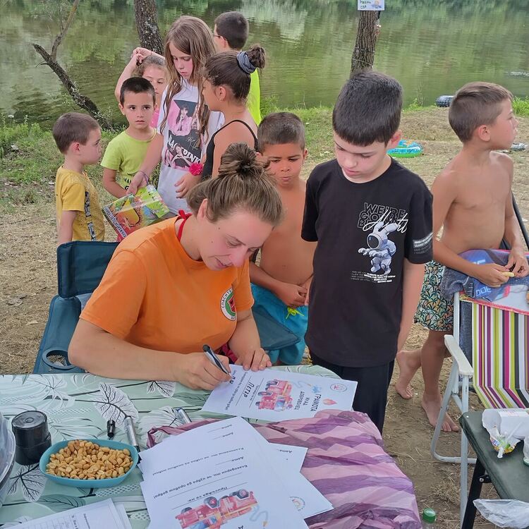 Деца и родители се включиха в летен лагер за справяне с пожари, бедствия и инциденти