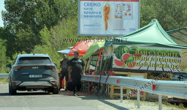 Затвориха много незаконни сергии край пътя от Хасково към Кърджали