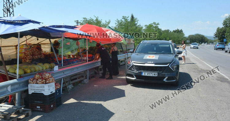 Затвориха много незаконни сергии край пътя от Хасково към Кърджали