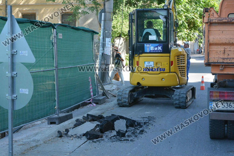 Затвориха ул. „Георги Кирков“ заради нова авария, наводняваща изкоп на новострояща се сграда