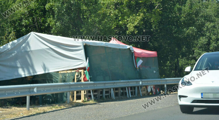 Затвориха много незаконни сергии край пътя от Хасково към Кърджали